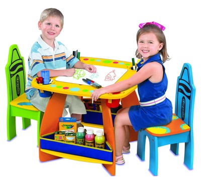 Crayola 黒板&ホワイトボードテーブル、椅子セット（未開封） Kids Art Table For Kids Toddler Colorful Wooden Crayon Table & 2