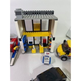 Lego City City Square #60097 w 11 figs! 95% complete- see description