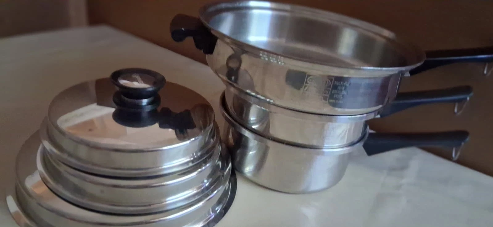 Amway Queen 18/8 Stainless Multi Ply 6 Pieces 3 Sauce Pans And 3 Lids Made in US
Opens in a new wind