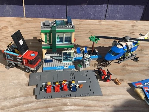 LEGO Town: City: Police: 60317 Police Chase at the Bank !! With Minifigures