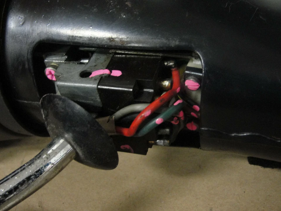 69 梅赛德斯奔驰 220D W114/W115 地板棒移位手册 STEERING COLUMN ~ 黑色 — 第 3/4 张图片