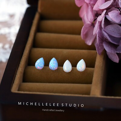 Schlichte Opal Tropfen Ohrstecker, weiße und blaue Opal Ohrringe, Birnenschliff 
