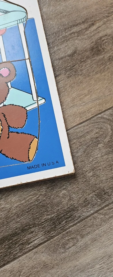 Rompecabezas Playskool Plaza Sésamo Bert & Ernie As Babies con marco de madera en cuna con pato Foto 2 de 4