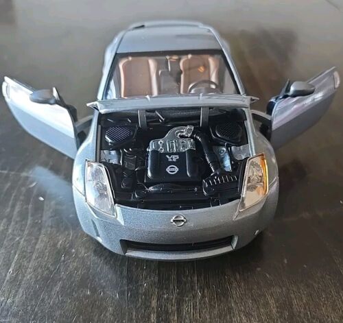 HOT WHEELS - 1:18 Scale - NISSAN Z (Metallic Silver) - Metal Collection (2002) - Picture 2 of 8