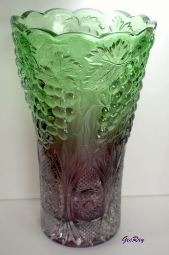 Vaso pressato EAPG vetro verde viola, motivo uva, motivo starburst - Foto 3 di 8