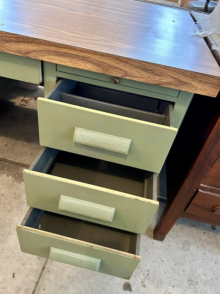 Escritorio cisterna de metal moderno de mediados de siglo con goma y tapa laminada nueva. Mediados de siglo Foto 3 de 4