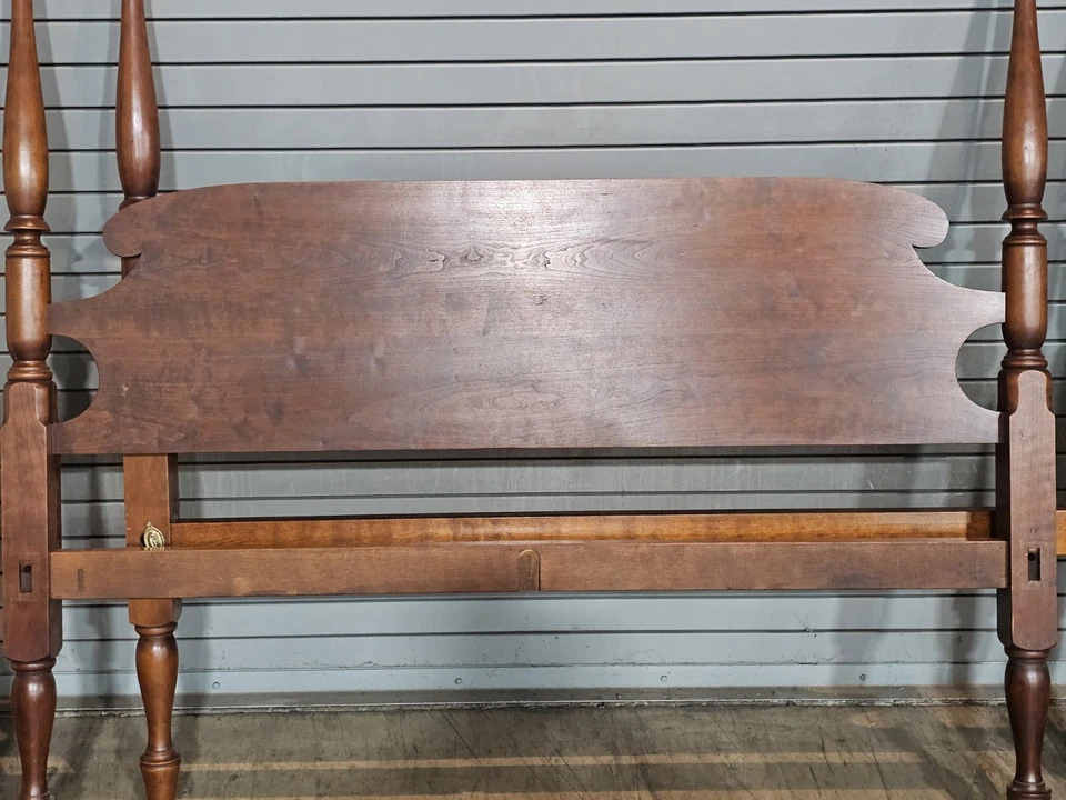 Banco de cama tallado Eldred Wheeler estilo federal cereza tamaño queen hecho Foto 3 de 4