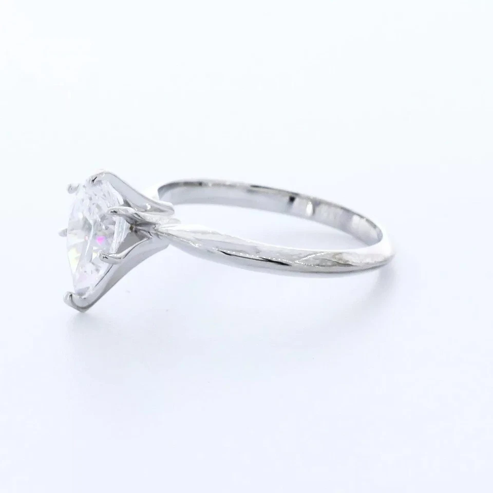 Anillo de compromiso solitario clásico oro 14K 1,47 quilates pera diamante cultivado en laboratorio F SI1 Foto 3 de 4
