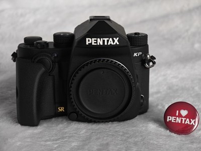 PENTAX KP schwarz + 24 MP APS-C DSLR + Shutter Count: 1.238 !! + Neuwertig + K-P