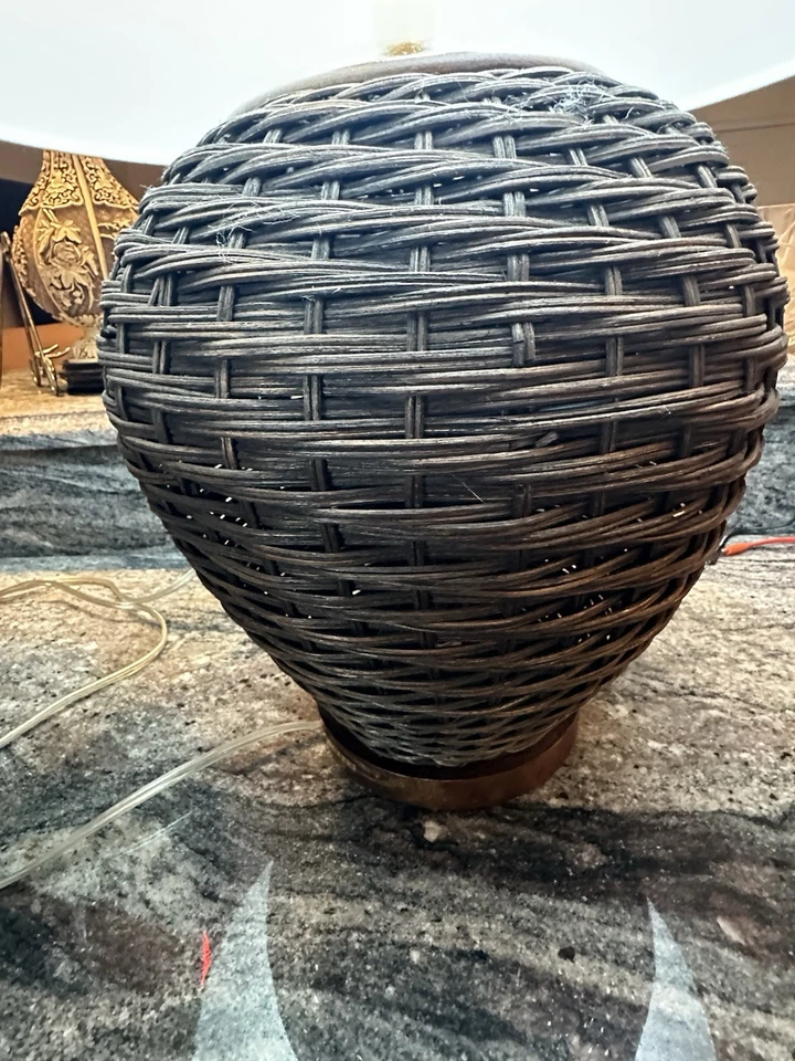 PAR - (2) Lámpara de mesa de ratán Ralph Lauren con pantalla. Base redonda de madera tejida Foto 4 de 4