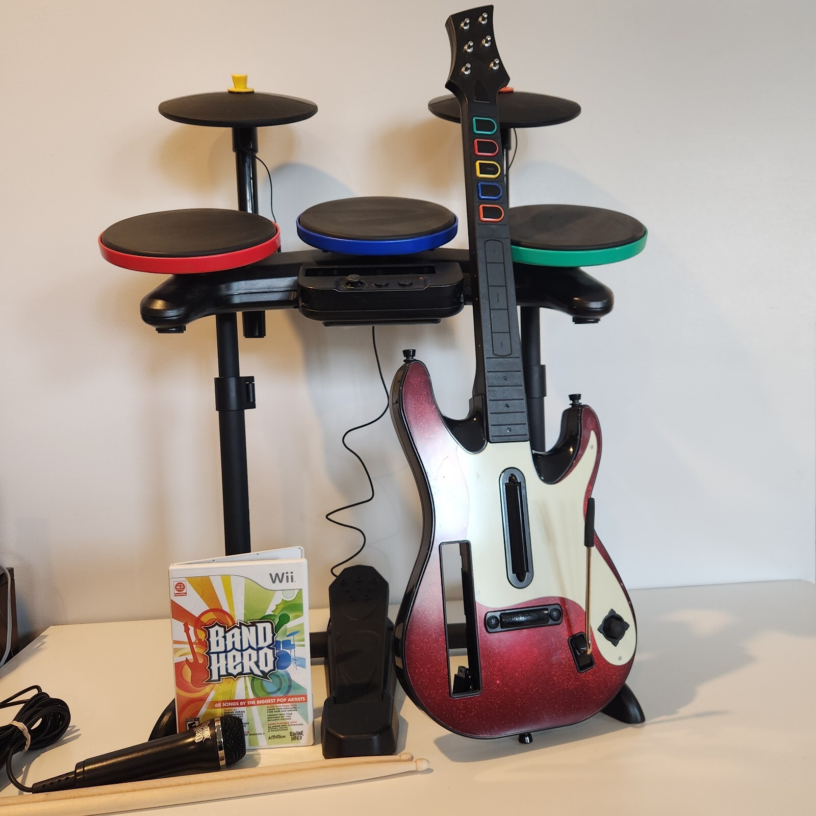 Guitar Hero Band Hero Set with Drums, Mic, Guitar and Game Nintendo Wii