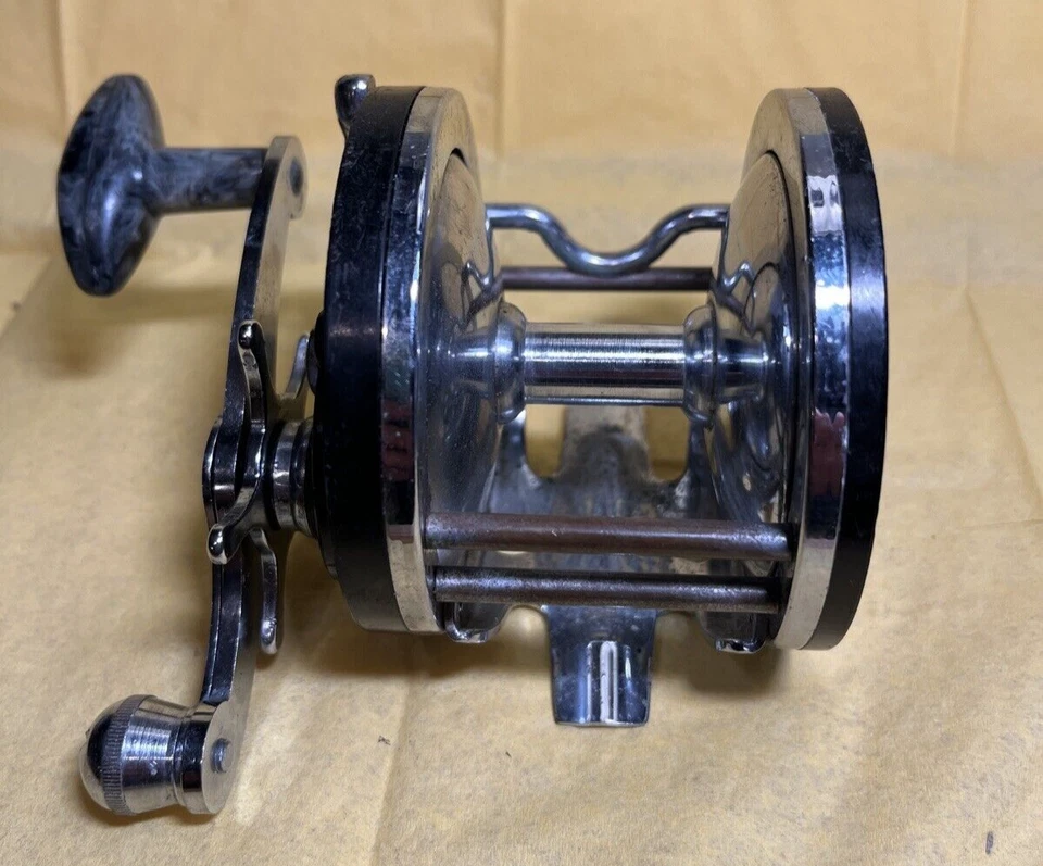 Carrete de pesca Ocean City Bay City 250 convencional arrastre de estrellas mármol mango negro Foto 2 de 4