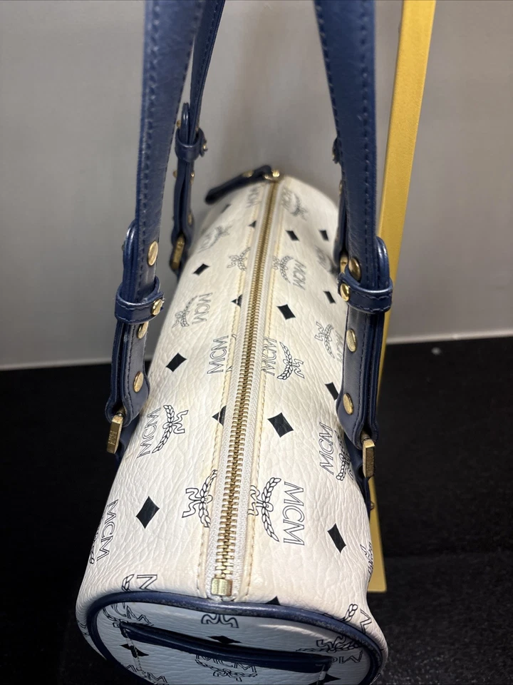 Bolsa de cano monograma branca MCM com acabamento em couro azul. - Imagem 4 de 4