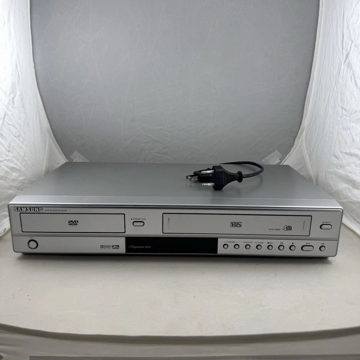 Samsung DVD-V5600 Combo DVD VHS Player VCR Video Cassette Recorder Samsung DVD-V5600 Combo DVD VHS Player VCR Video Cassette Recorder
