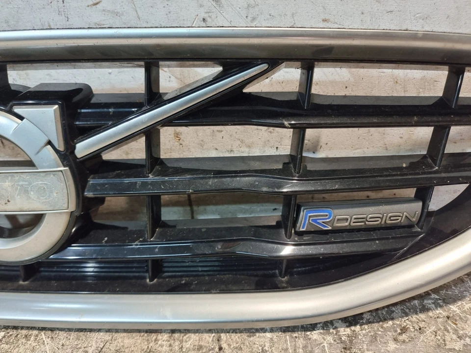 Решетка решетка для переднего бампера в центре Volvo V40 R Design 2014 MK3 от оригинального производителя 31353120 - Изображение 4 из 4