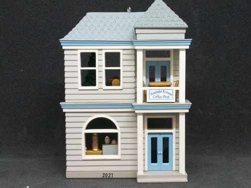 Hallmark 2021 Keepsake Korners Coffee Shop - NH&S 38 - Nuevo en caja - Imagen 3 de 6