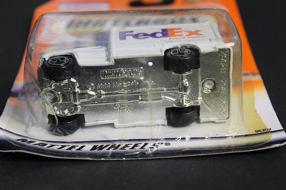 Matchbox FedEx Delivery Truck Ford Box Truck 1:60 Scale Series 12 #59 1999 - Image 4 of 4