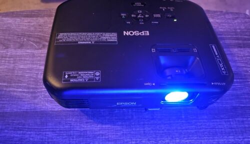 Epson Powerlite 1221 XGA 3LCD Projektor HDMI 2800 Lumen 1722 Stunden gebraucht - Bild 1 von 5
