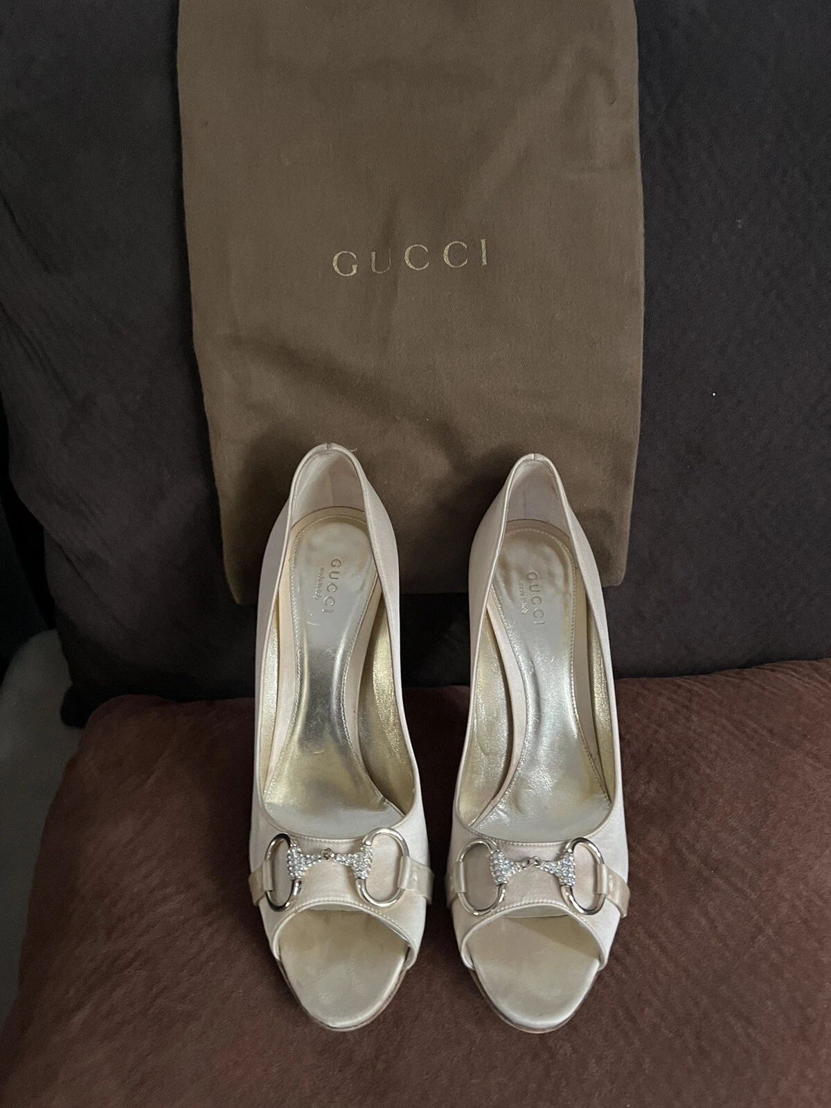 Gucci Crystal Peep Toe Talon. Semelle demi bas ajoutée. Taille 38,5 / US 8,5 B