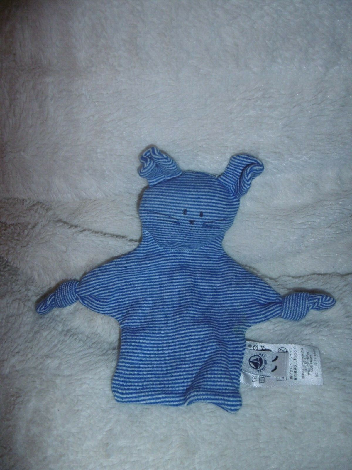 Doudou plat lapin bleu raye ideal pour les sorties en poussette