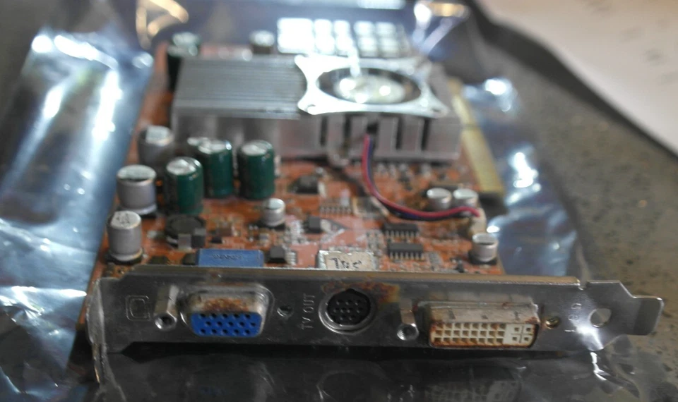 ASUS A9600XT Ati Radeon 9600 XT 128 MB AGP DVI A-video VGA graphics card - Image 4 of 4