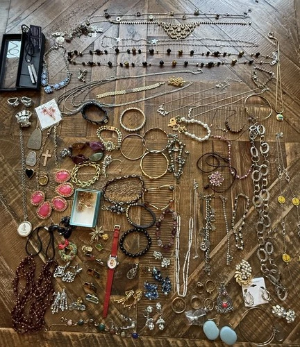 Large Mixed Lot Vintage Costume Jewelry Brooches Earrings Necklaces Rings Pins