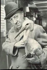 1968 Press Photo William Cully holding a bird - lra63027