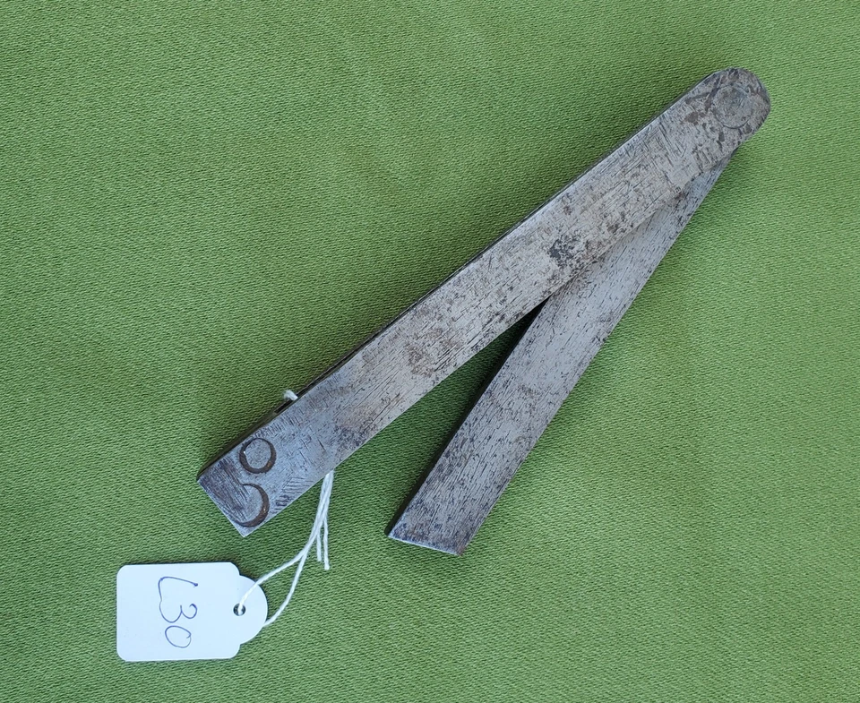 ANCIENNE PETITE FAUSSE ÉQUERRE EN ACIER DE MÉCANICIEN - BEL OBJET - L30 - Photo 2/4