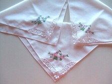 3 Vintage Taschent&uuml;cher 80er Jahre &ndash; mit Spitzenecke und bestickt mit Blumen