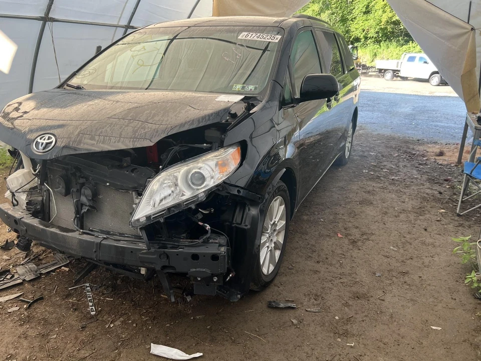 Conjunto de luz trasera izquierda usada se adapta a: Toyota Sienna 2016 cuarto panel montado rojo Foto 4 de 4
