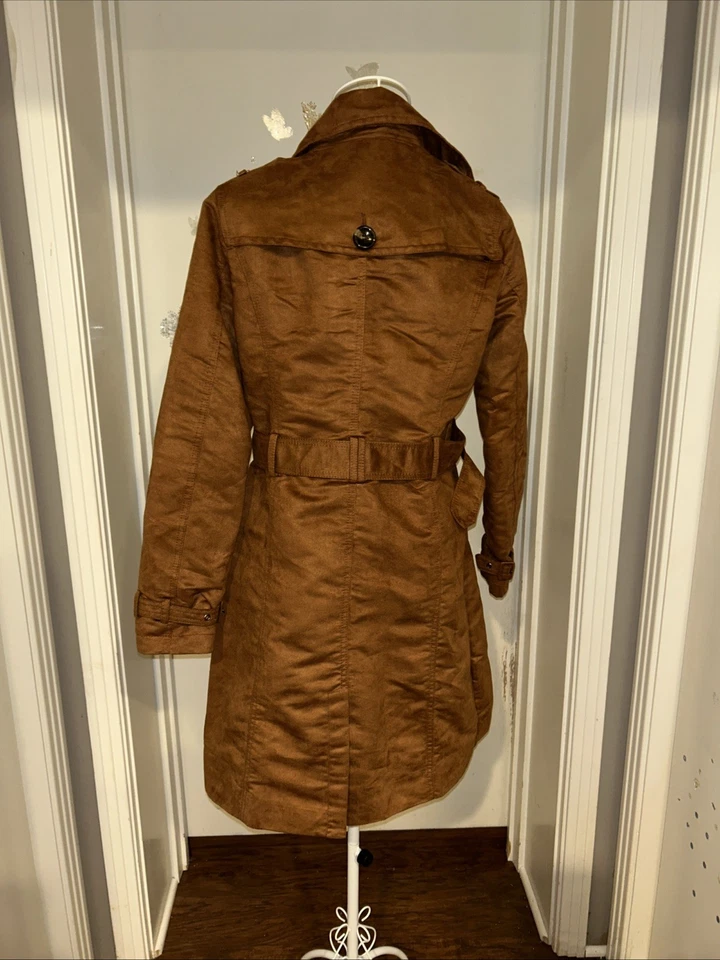 Gabardina para mujer Steve Madden marrón talla mediana con botones y cinturón manga larga Foto 2 de 4