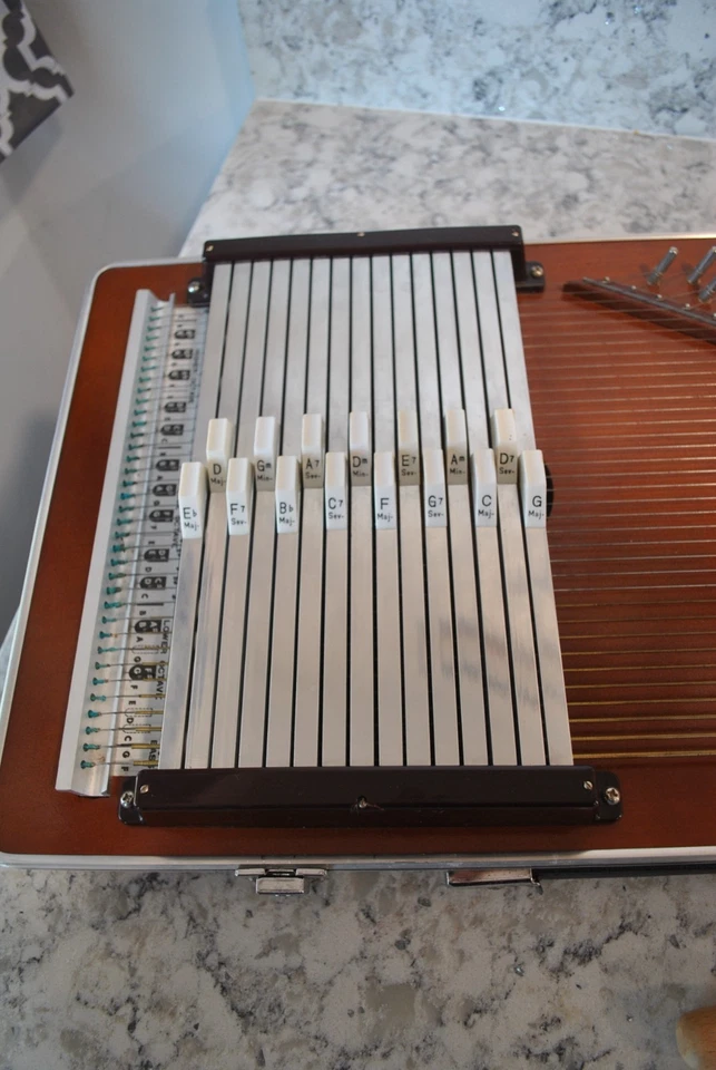 Nice Vintage  Rhythm Band PortAharp 15-Chord Attache Case Autoharp Port A Harp - Image 4 of 4