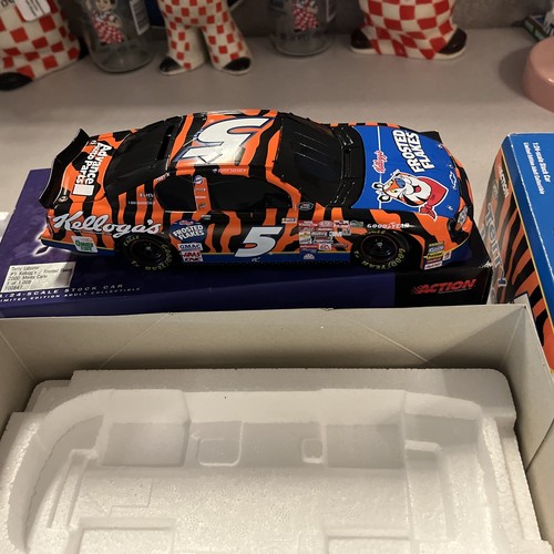 NASCAR Frottee Labonte #5 Kelloggs Maßstab 1:24 LIMITIERTE EDITION Lagerauto 2000 sauber - Bild 6 von 11