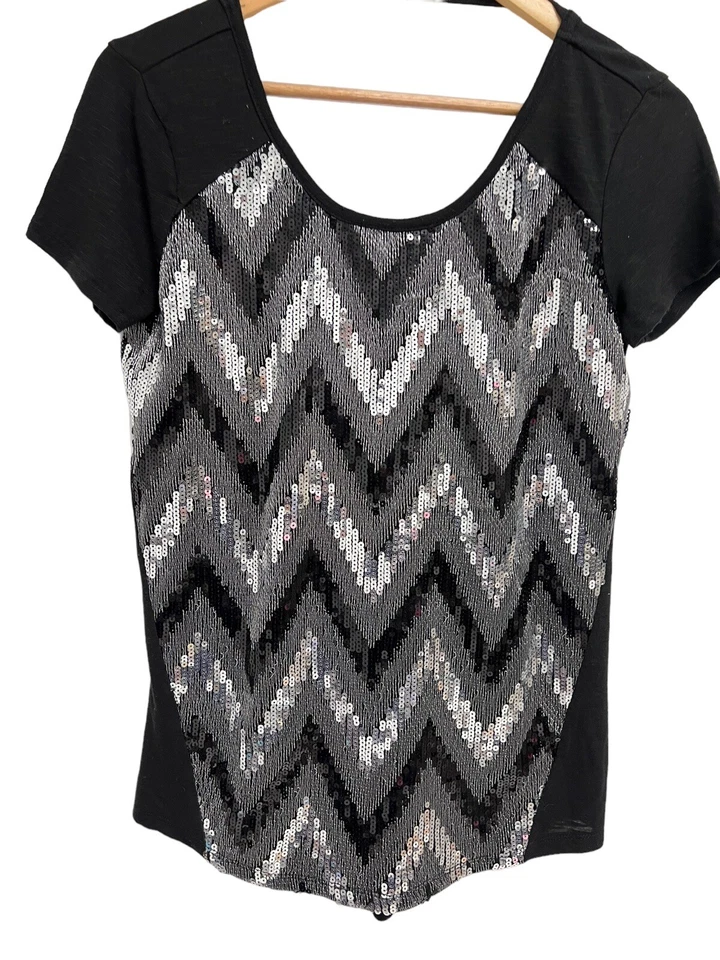 Blusa Chevron Para Mujer Maurices Manga Corta Plateada y Negra Lentejuelas Talla M Foto 3 de 4