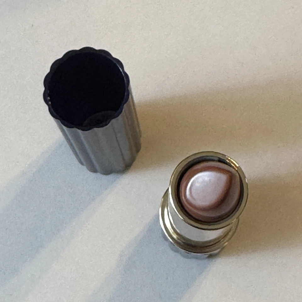 ESTEE LAUDER MYSTERIOUS MOCHA # 24 Futurist Full Treatment Lipstick SPF 15 - Image 4 of 4