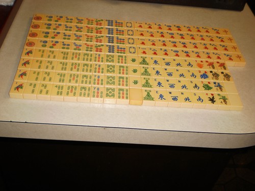 VINTAGE BAKELITE MAH JONG MAJONG SET by ROYAL 152 TILES 4 RACKS COINS IN BOX - Picture 3 of 16
