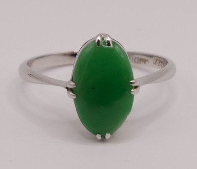 Vintage Ring 18 kt Weißgold grüne Jade, UK Größe R