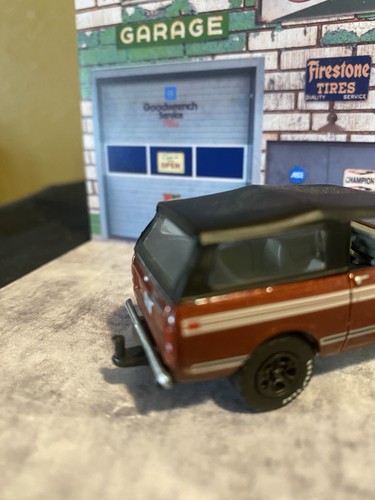 1979 International Scout II tahitian red - Loose 1:64 Die-cast Diorama Model - Picture 3 of 6