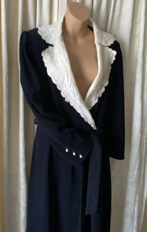 Roupão de veludo vintage anos 70 Vanity Fair renda preta comprimento total chalé glam tamanho MED - Imagem 3 de 4