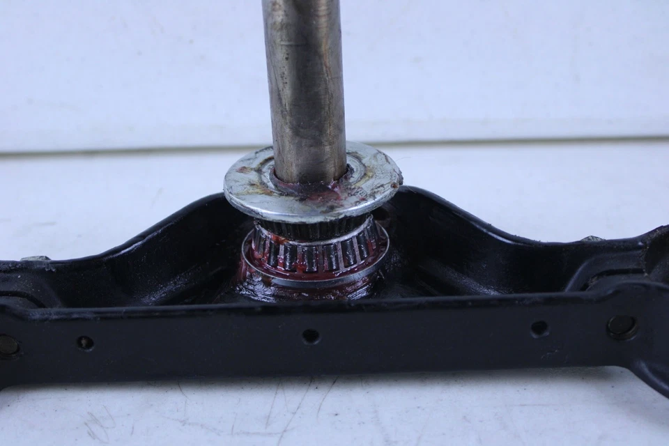 2006 Harley Davidson FLHX Street Glide árvore tripla haste de braçadeira inferior - Imagem 2 de 4