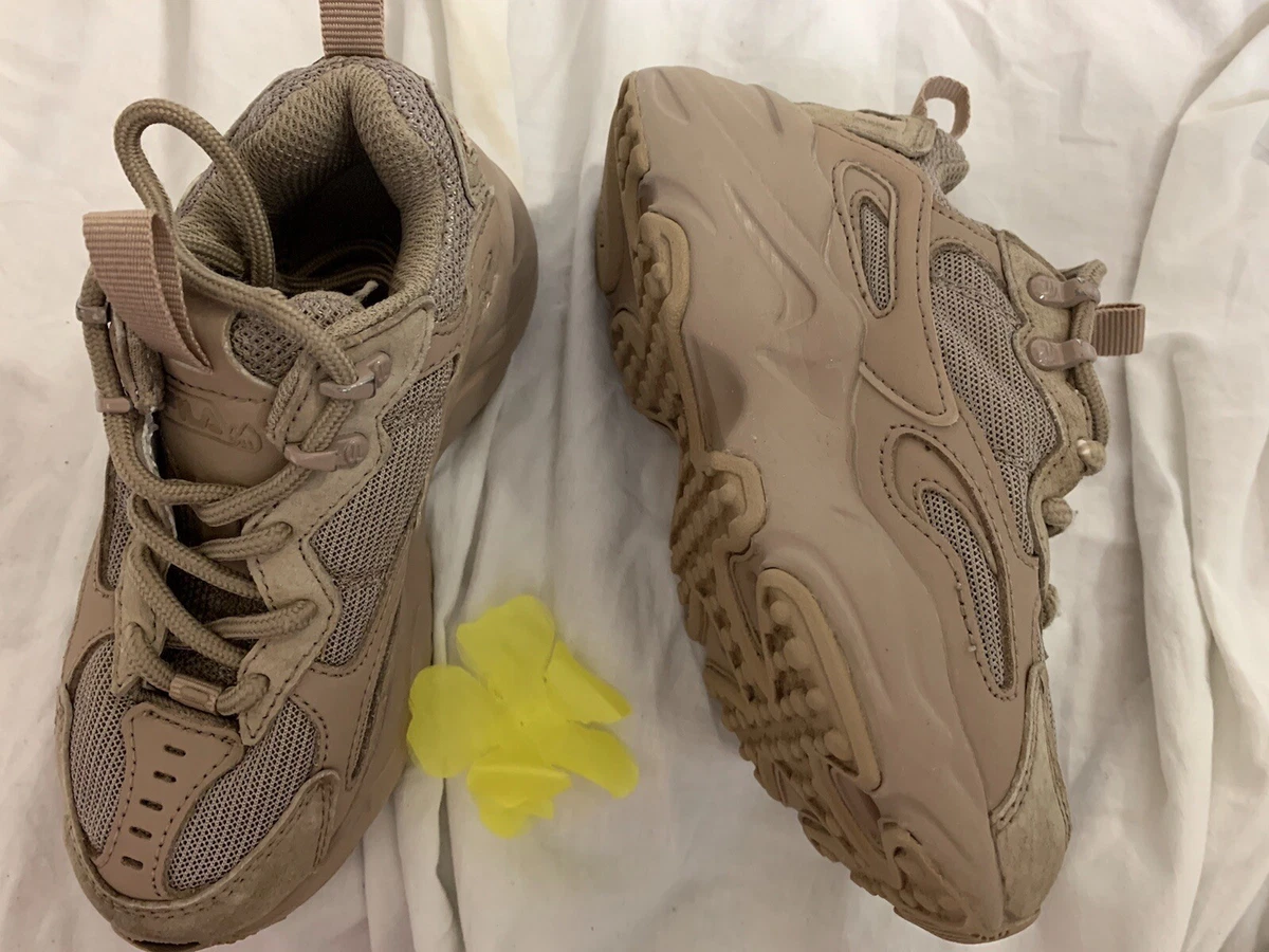 Beige fila deals trainers