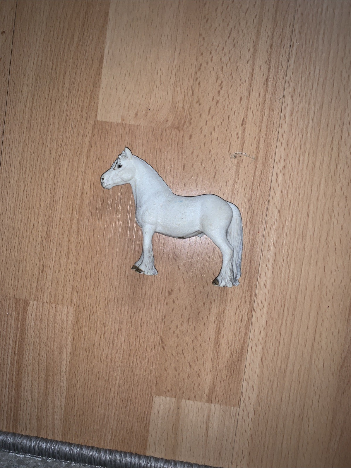Figura pony semental blanco Schleich - melena trenzada y pezuñas emplumadas