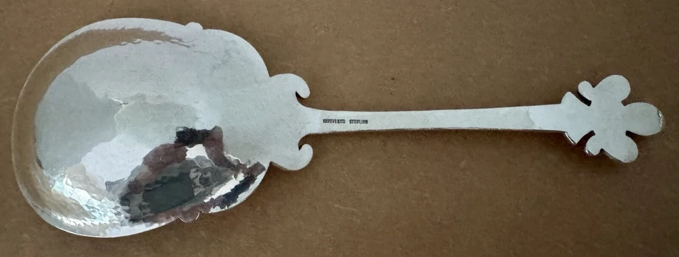 COLHER DE BAGA ESTERLINA 9 1/4” MARTELADA SHREVE ARTS CRAFTS SÉCULO XIV - Imagem 4 de 4