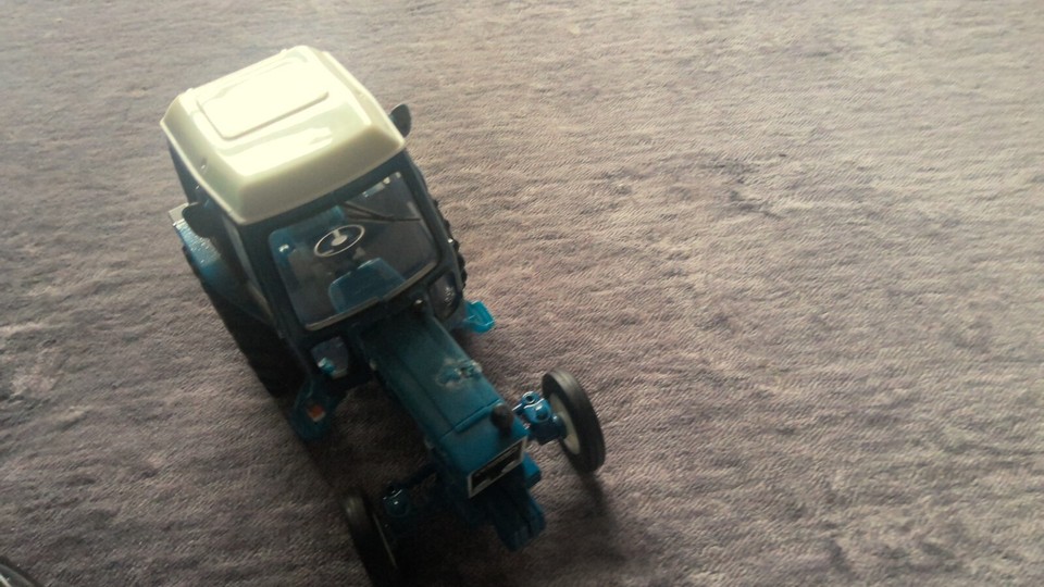 2 X TOMY Britains TRACTORS DIE CAST BLUE FORD 6600 G0521YL02 & CASE INT