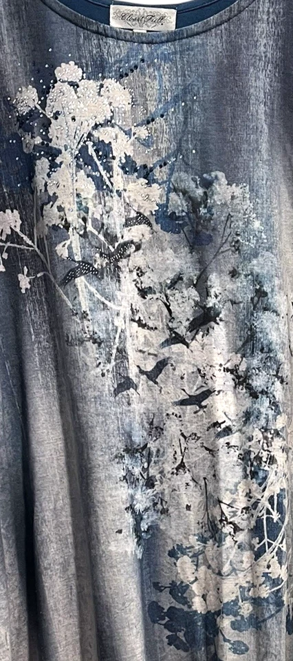 Túnica Flowy Closet tamanho completo 2XL azul cinza estampa de pássaro manga 3/4 enfeitada - Imagem 4 de 4