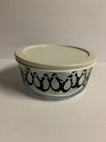 Pyrex Limited Edition 4 Cup Black Penguins Storage Dish with White Lid