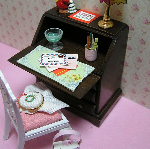 Miniature Dollhouse Furniture Biz-Ladies writing desk 1 inch scale