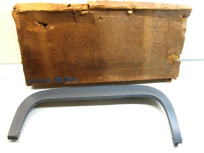 NOS GM 22502044 1981-1984 Olds Delta 88 Royale Brougham right rear fender skirt 