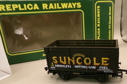 Replica Railways 13352 Kokswagen "SUNCOLE" 5060 schwarz verpackt OO (A) | Condition: New