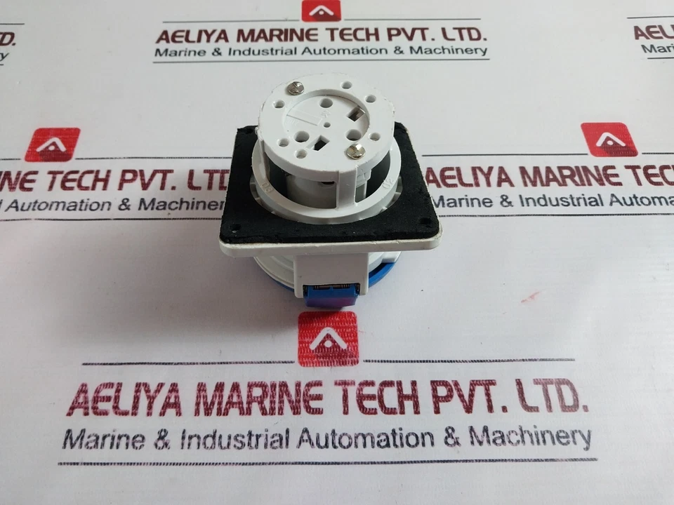 Merlin Gerin 32a-6h/200 Plug 250v - Image 2 of 4